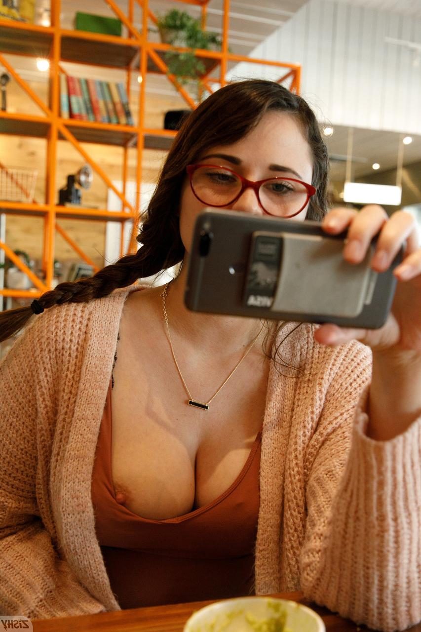 13P A linda gata curvilínea Sammy Loble mostra seus peitos suculentos e seu grande saque