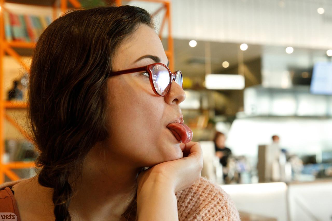 13P A linda gata curvilínea Sammy Loble mostra seus peitos suculentos e seu grande saque