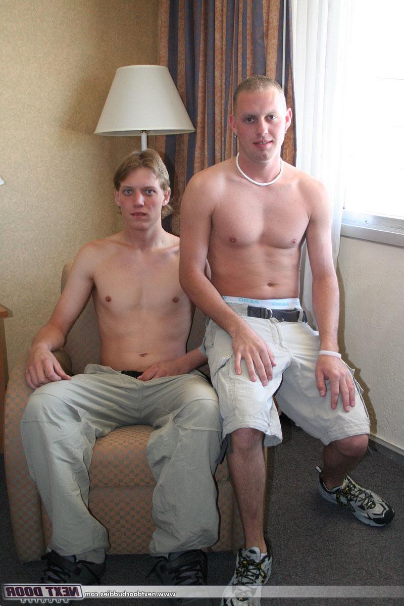 20P Los gays calientes Josh A y Lucky C se comen la polla antes de masturbarse juntos