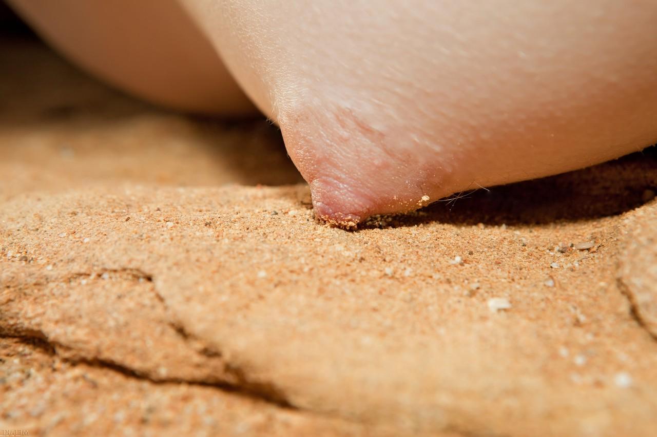 20P Das Glamour-Babe Nalli A zeigt ihren tollen Busch und ihre geschwollenen Brustwarzen ganz nackt im Freien