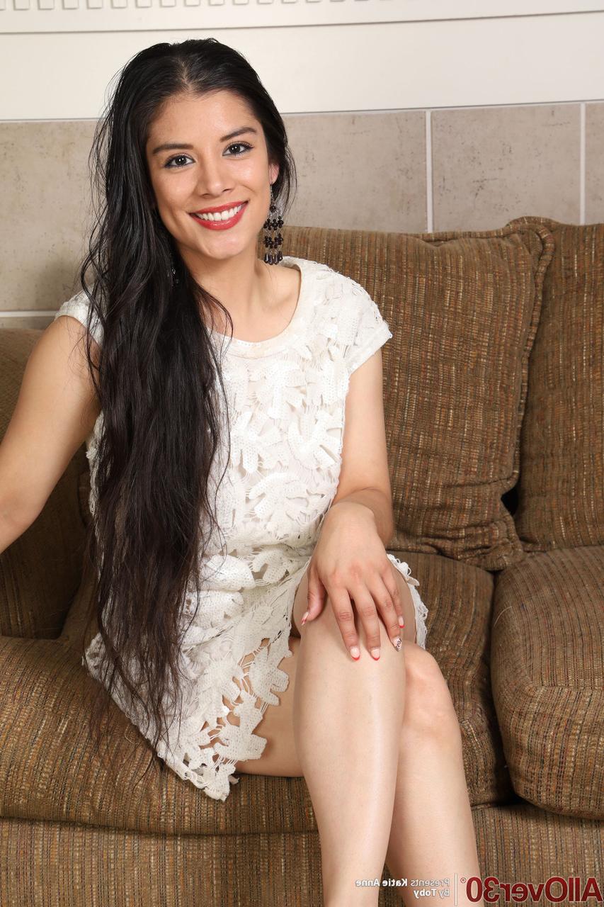 16P Mais de 30 morena de cabelo comprido Katie Anne fica nua em um sofá
