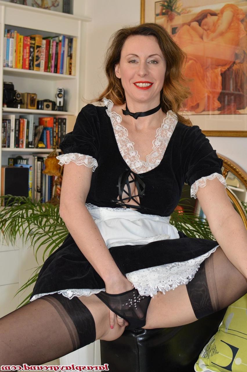 20P Lara, femme de ménage sexy, pose dans son uniforme sexy et joue avec son gros butin.