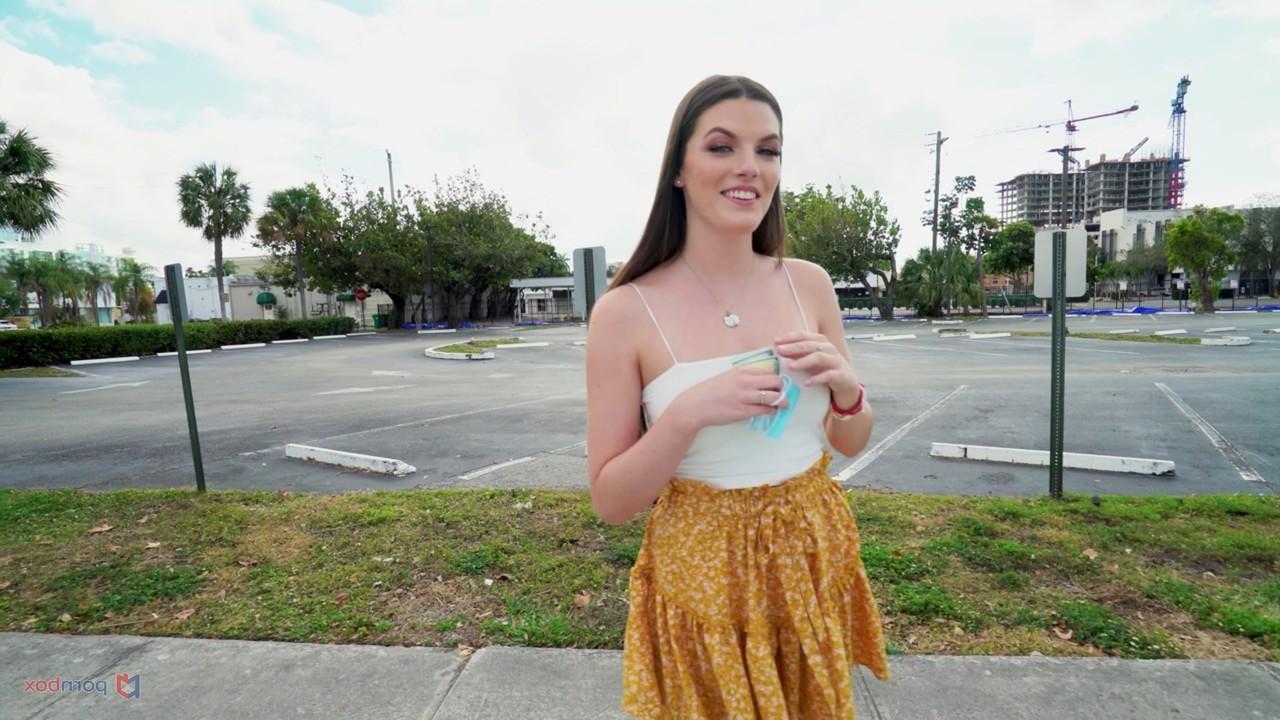 20P Die magere Teenagerin Fiona Frost bekommt beim Trampen einen Doggystyle-Blowjob
