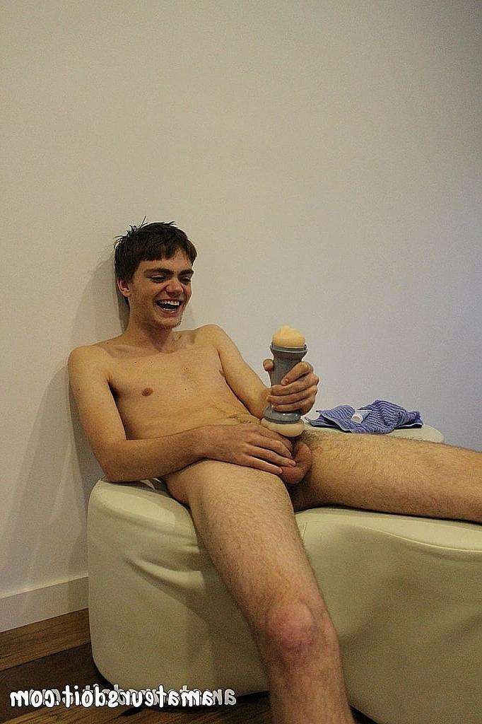 20P Liam, jeune maigre, lèche sa bite dure avant de se masturber avec un jouet jerk.