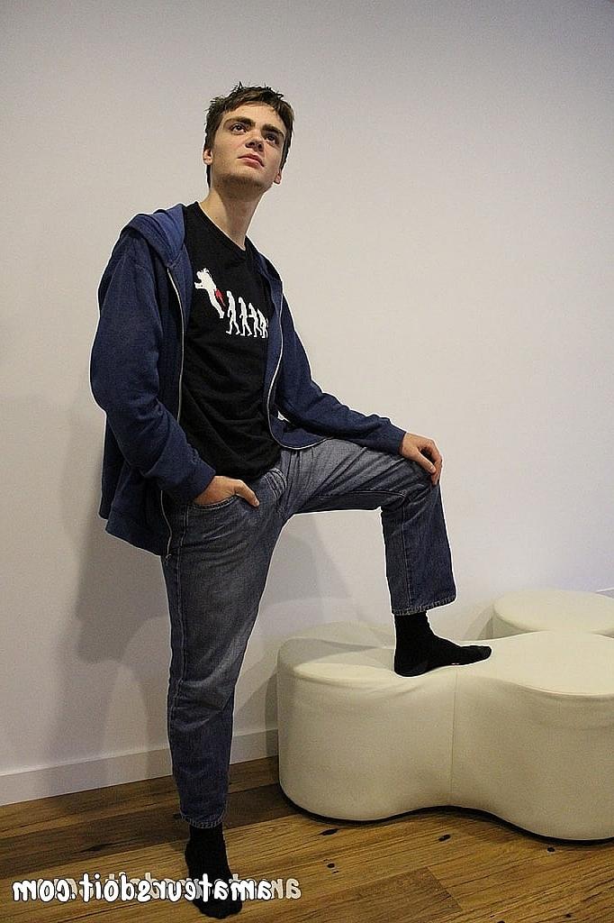 20P Liam, jeune maigre, lèche sa bite dure avant de se masturber avec un jouet jerk.