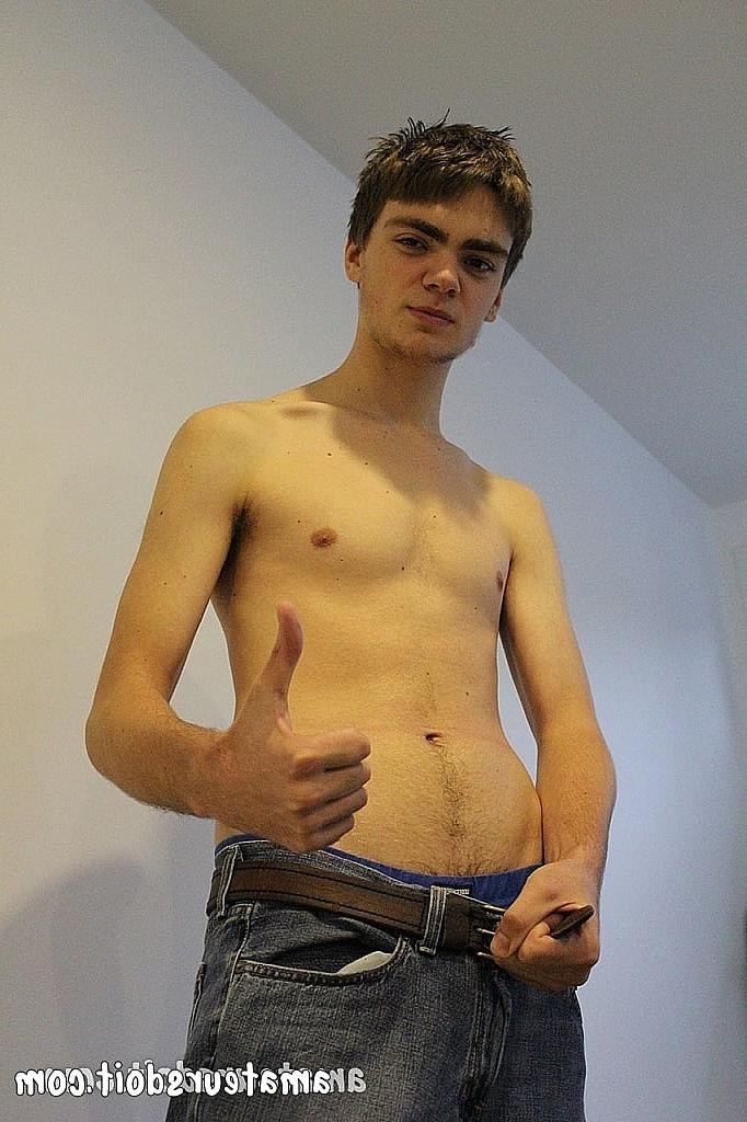 20P Liam, jeune maigre, lèche sa bite dure avant de se masturber avec un jouet jerk.