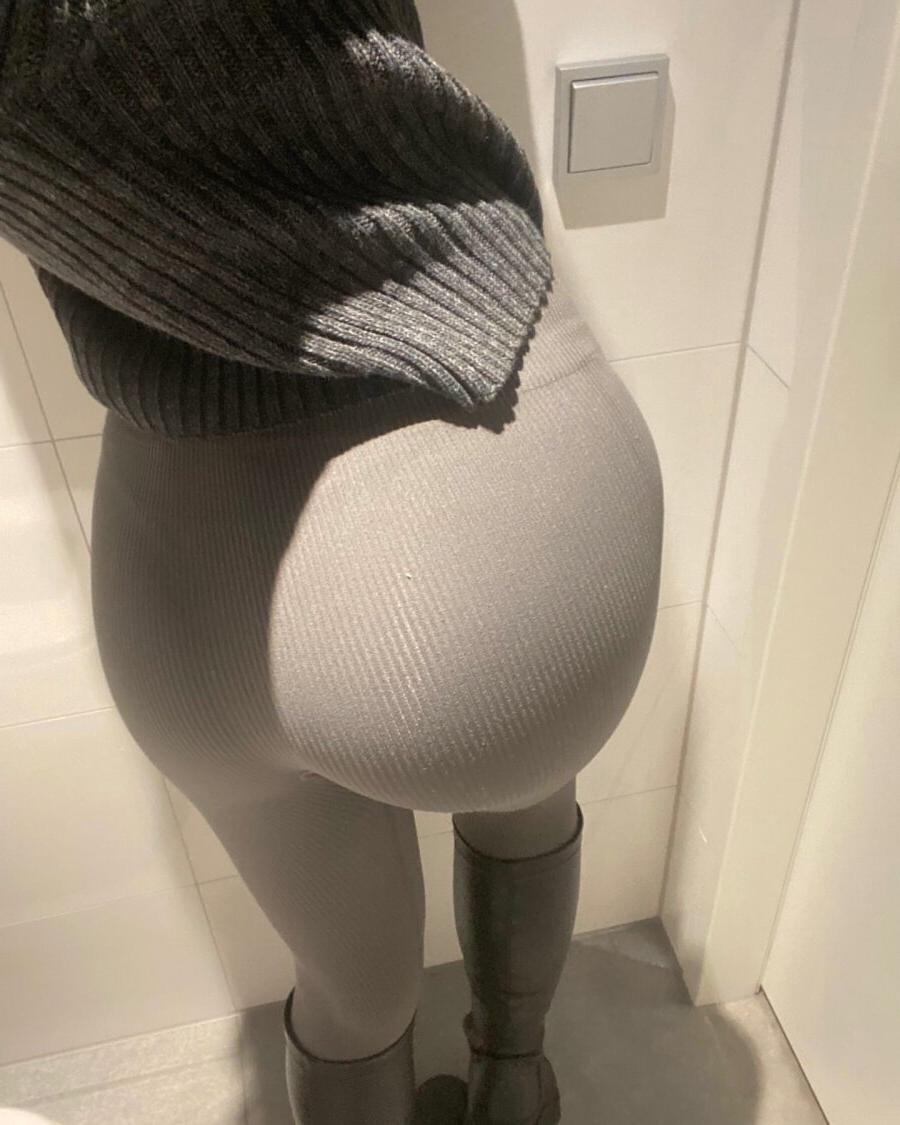 10P Gata com cintura de vespa mostra seu espólio perfeito em uma provocação quente de meia-calça