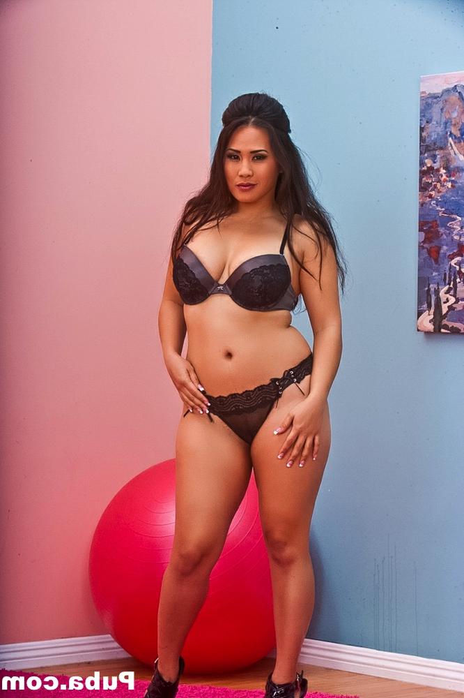 15P Une fille solo en surpoids plonge ses doigts dans sa chatte après avoir retiré sa lingerie
