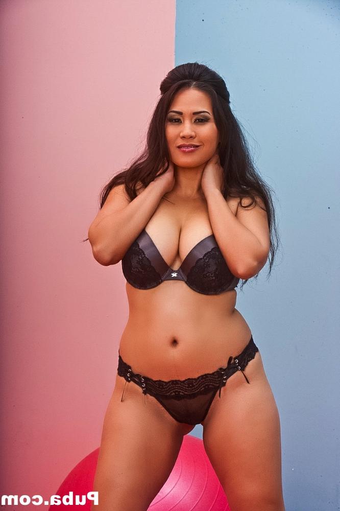 15P Une fille solo en surpoids plonge ses doigts dans sa chatte après avoir retiré sa lingerie