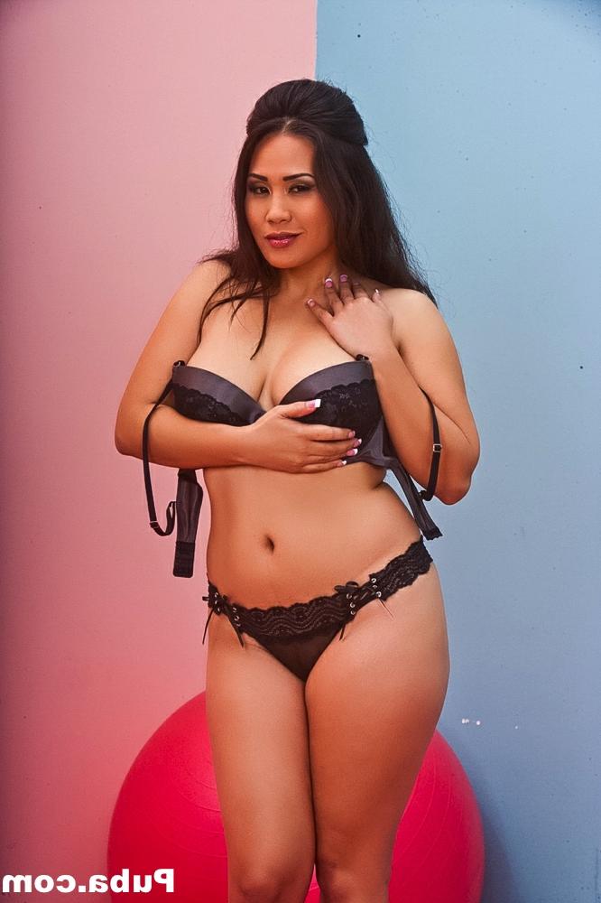 15P Une fille solo en surpoids plonge ses doigts dans sa chatte après avoir retiré sa lingerie