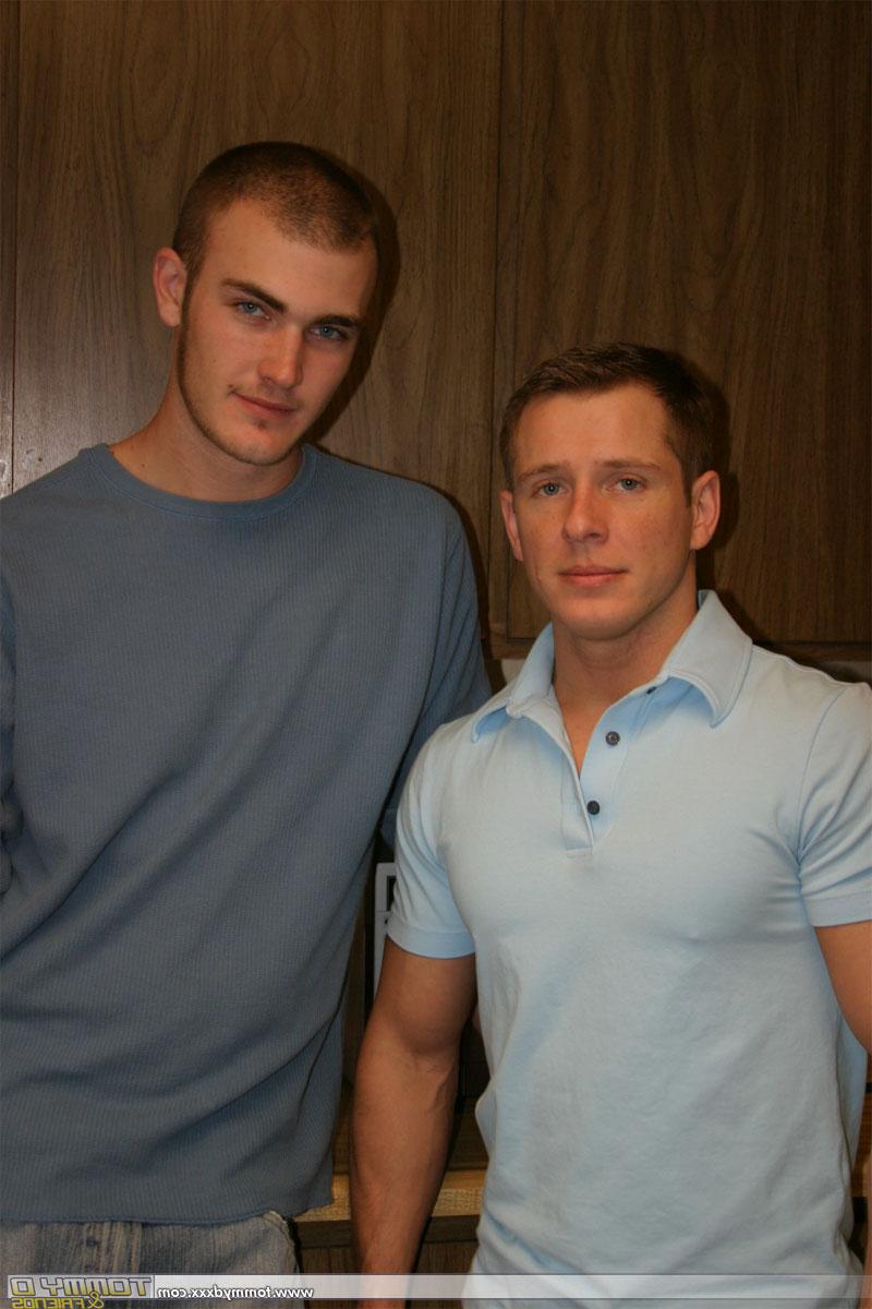 20P Die bisexuellen Freunde Tommy D und Christian Wild ficken eine Blondine und masturbieren