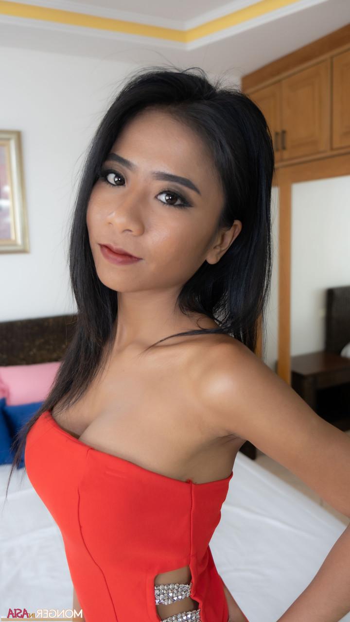 20P La petite Som enlève sa tenue sexy et montre ses lèvres saillantes.