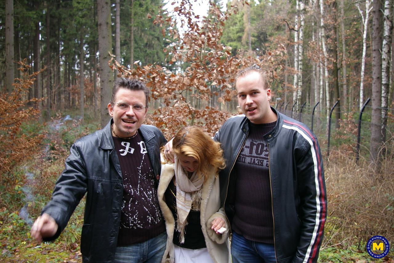20P La MILF mature Thalia fait un plan à trois FMM en plein air avec son mari et son ami bien membré.