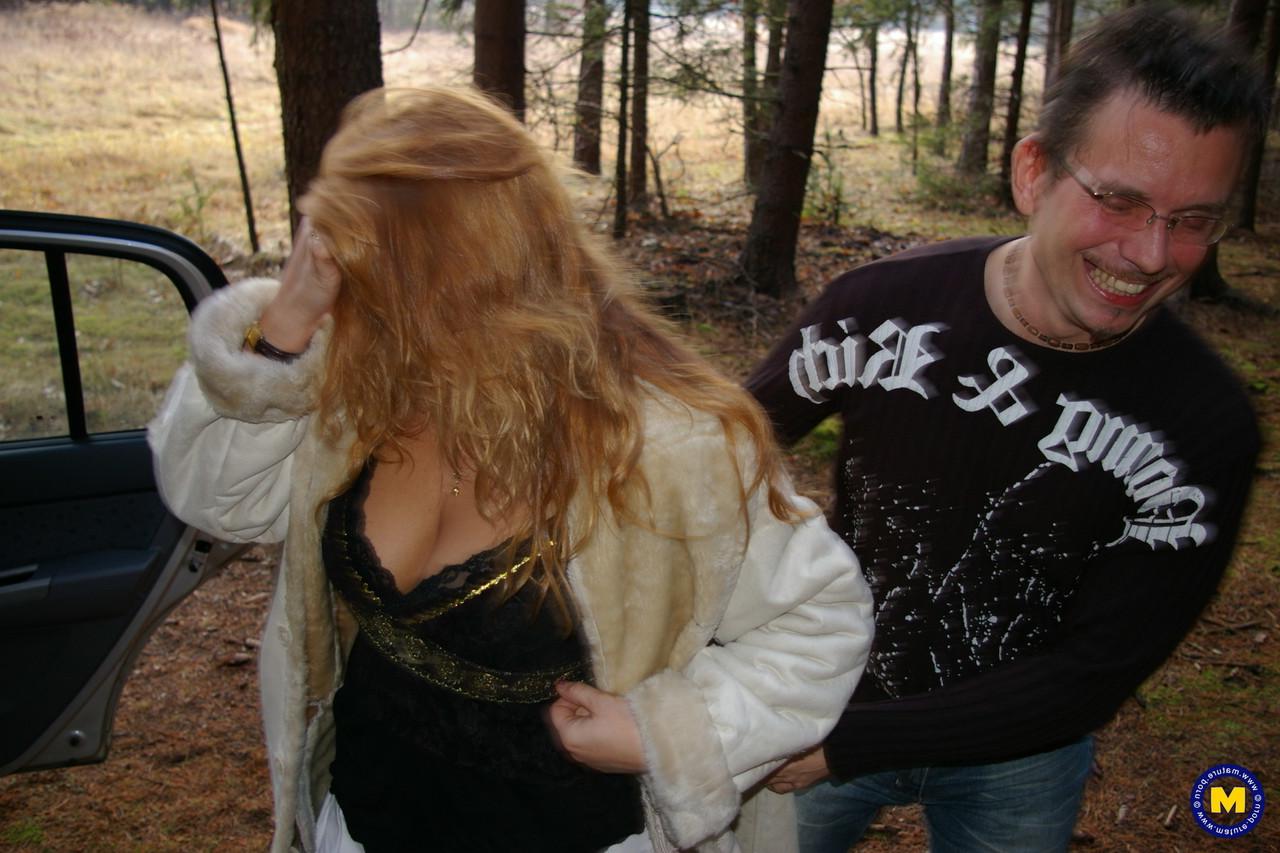 20P La MILF mature Thalia fait un plan à trois FMM en plein air avec son mari et son ami bien membré.