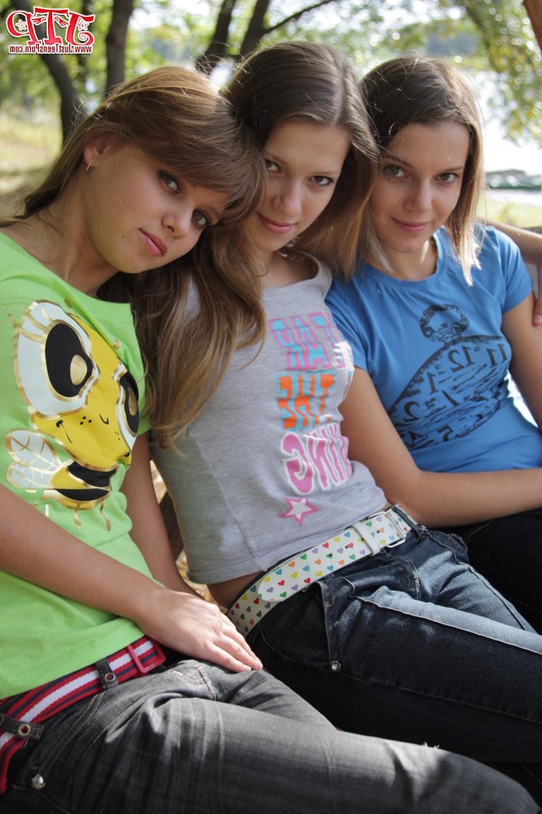 20P Três meninas tiram camisetas e jeans para posarem nuas em um banco de parque