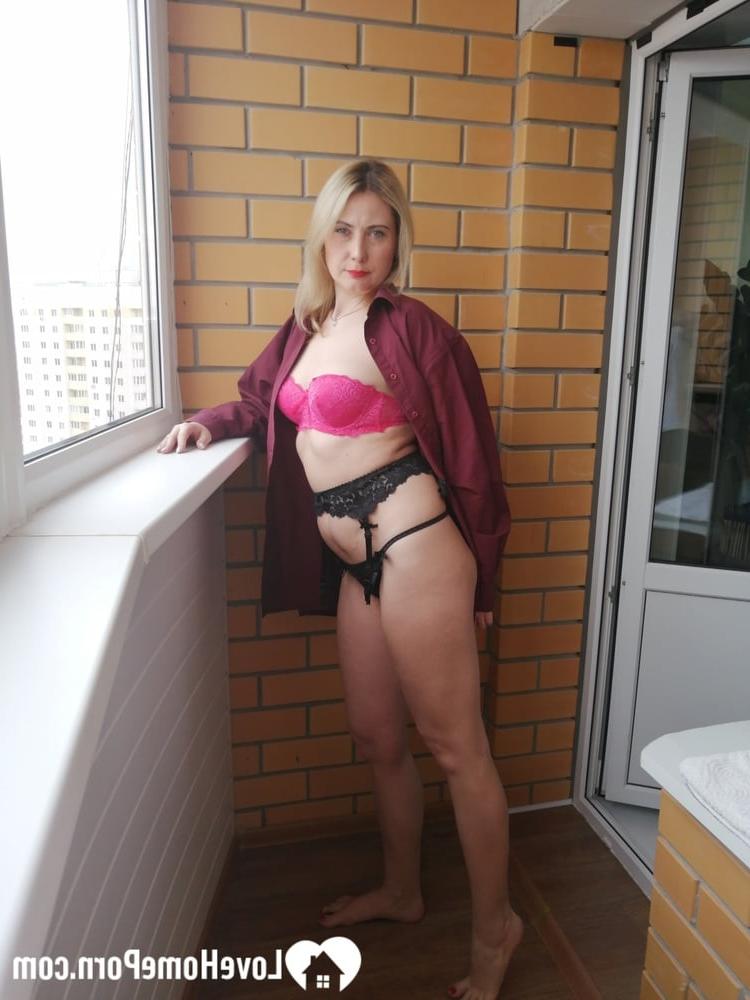 20P Maman coquine dévoile son corps sexy et taquine dans un strip-tease amateur