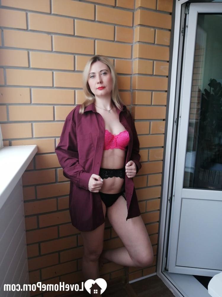 20P Maman coquine dévoile son corps sexy et taquine dans un strip-tease amateur