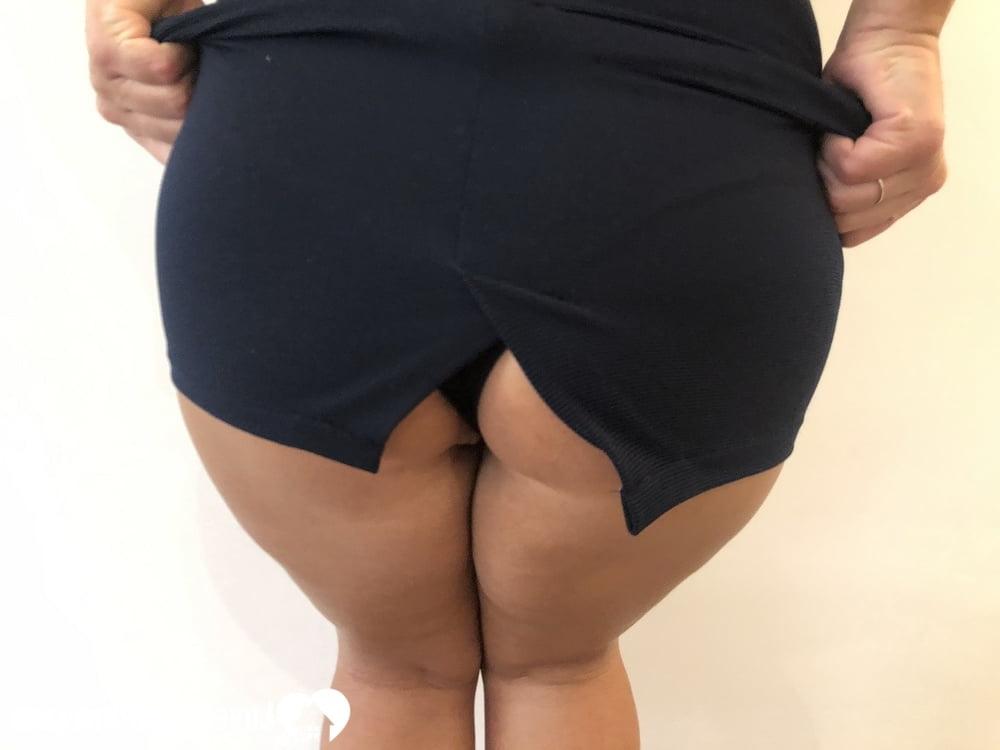 20P A namorada de cabelos escuros Sapphire toca sua vulva e aperta seus peitos grandes e suculentos
