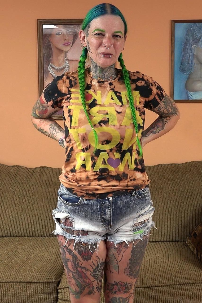 20P Green-haired slut Vibe Ryder unveils her tattoo-covered body & gives a blowjob