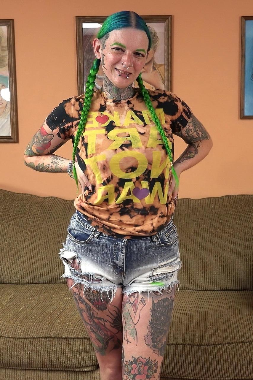 20P Green-haired slut Vibe Ryder unveils her tattoo-covered body & gives a blowjob