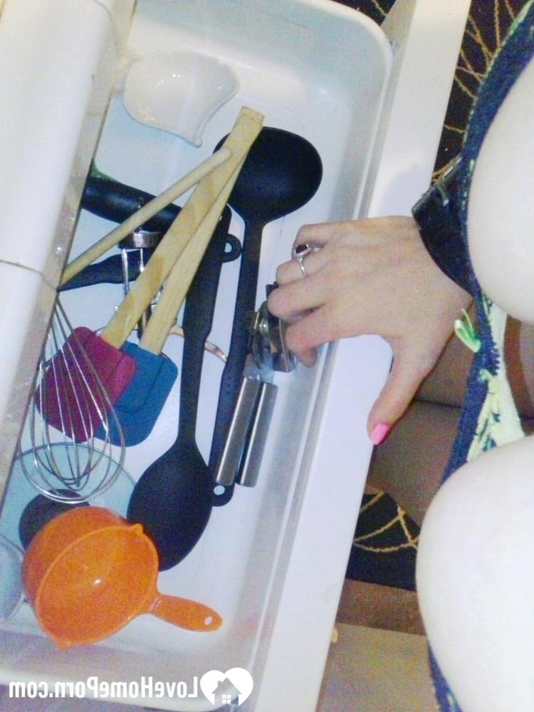 20P Morena emo amateur con gafas se mete los dedos en el coño en su habitación