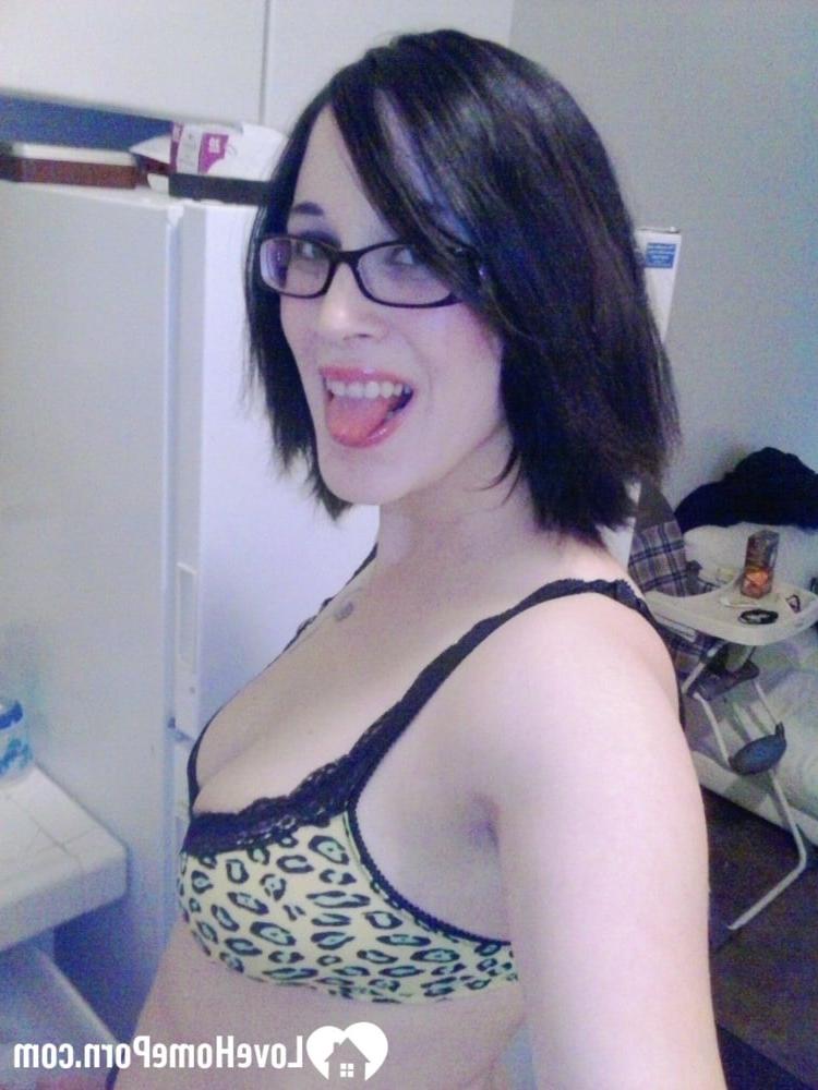 20P Morena emo amateur con gafas se mete los dedos en el coño en su habitación