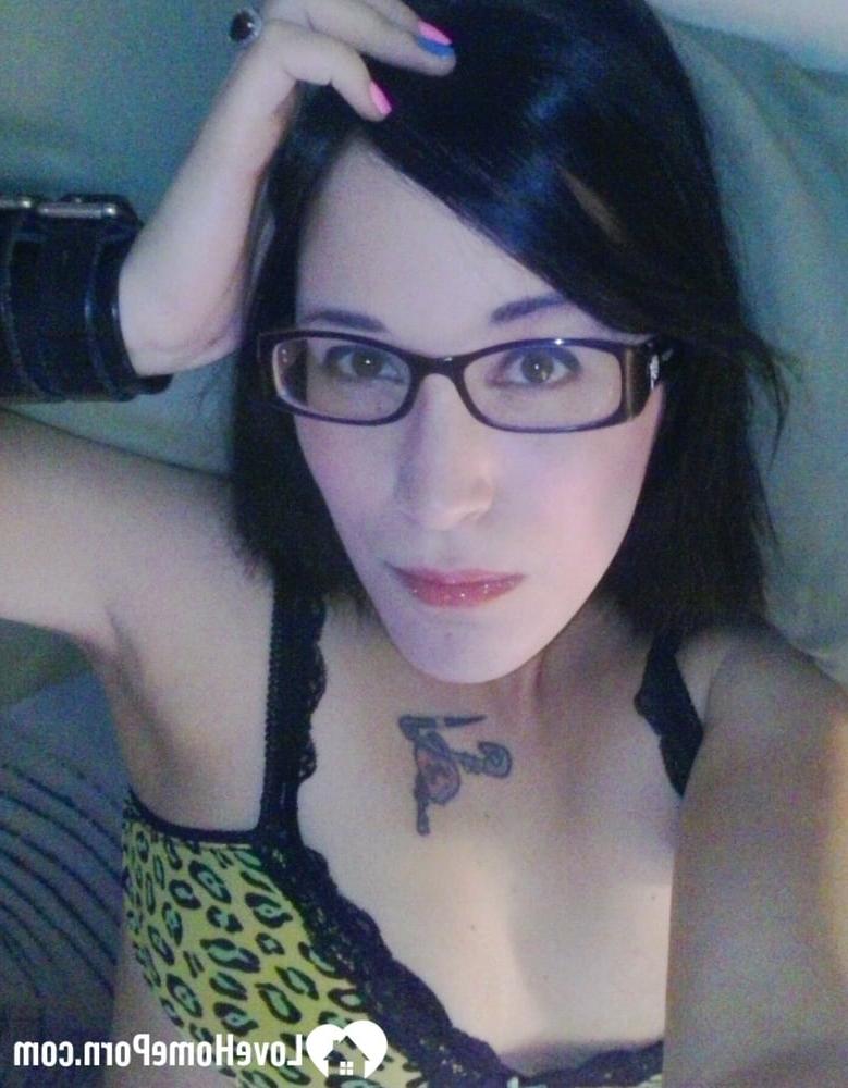 20P Morena emo amateur con gafas se mete los dedos en el coño en su habitación