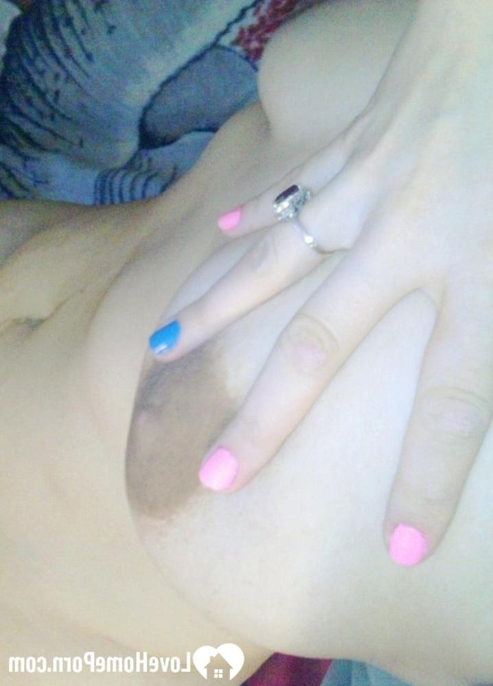 20P Morena emo amateur con gafas se mete los dedos en el coño en su habitación