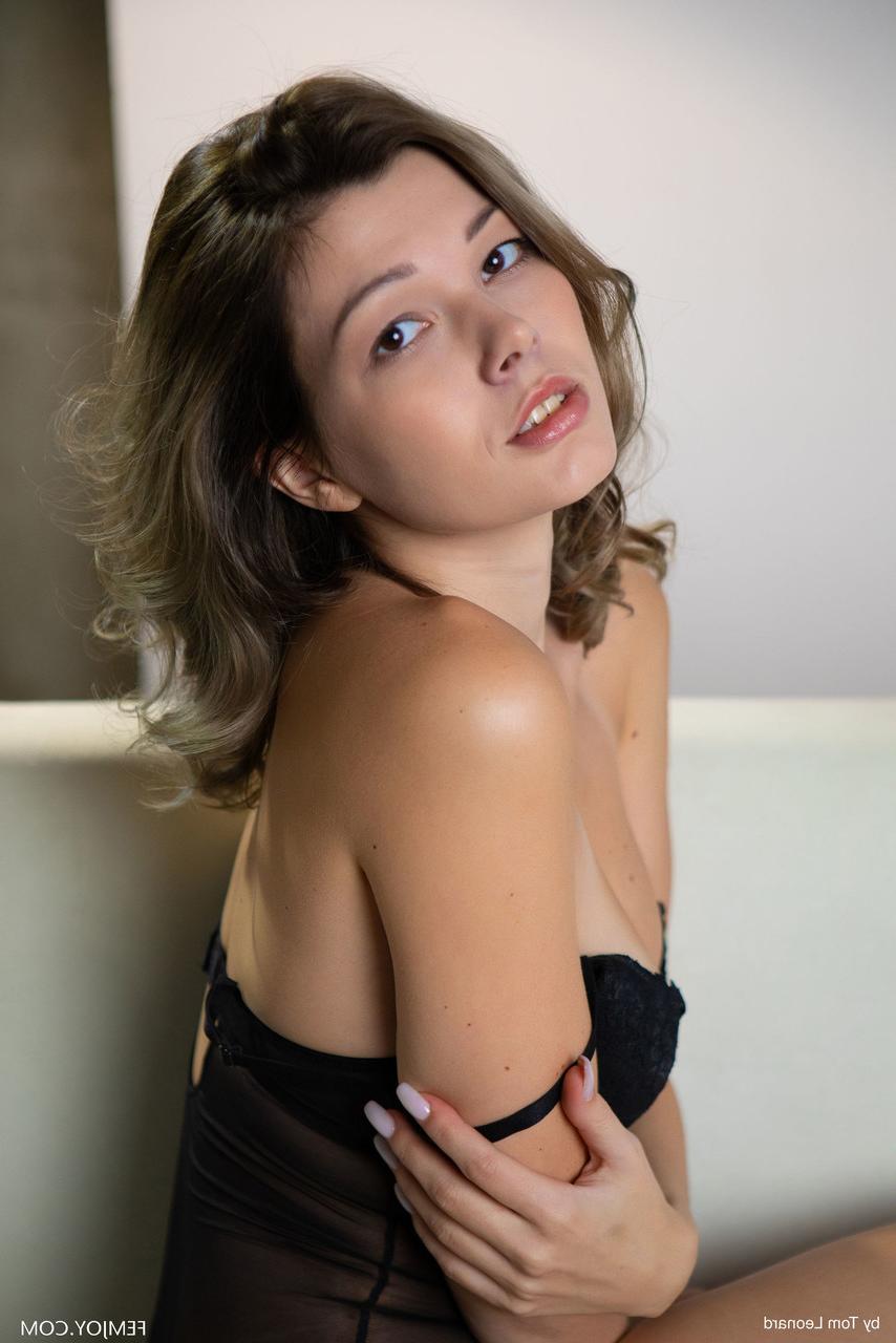 20P A erótica americana Stefania exibe seus pés quentes, bunda firme e peitos grandes
