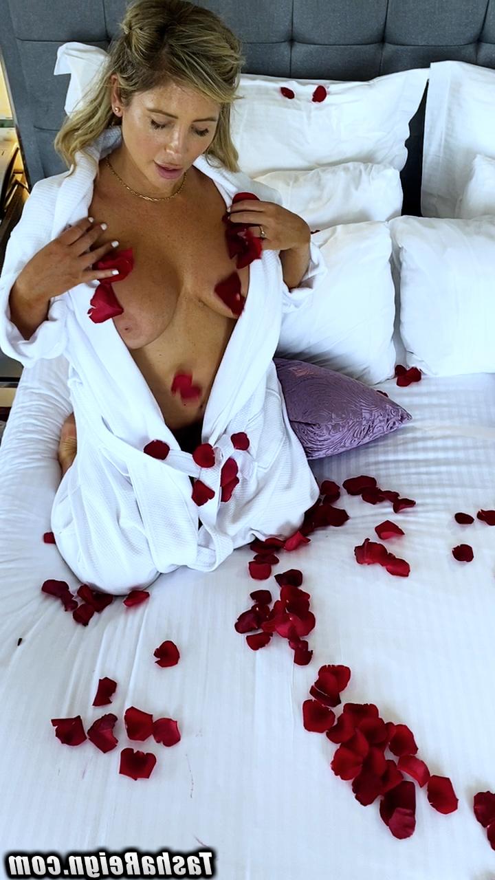20P Die heiße blonde Ehefrau Tasha Reign bekommt nach romantischem Sex einen Cumshot auf ihren großen Arsch
