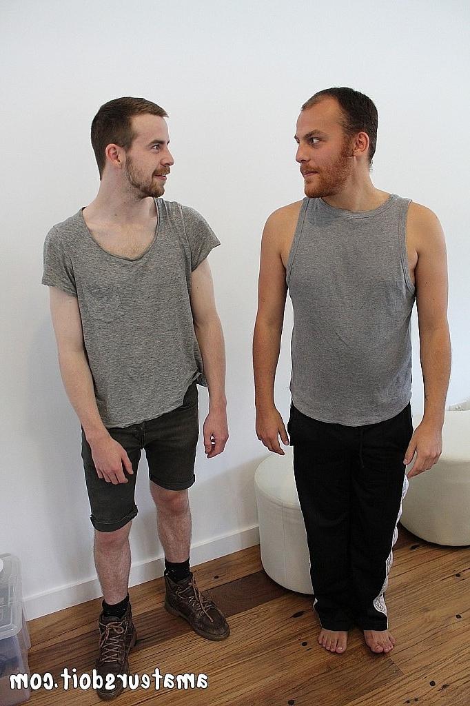 20P Le beau mec gay Clay Dirt embrasse son partenaire après lui avoir sucé la bite et les tétons