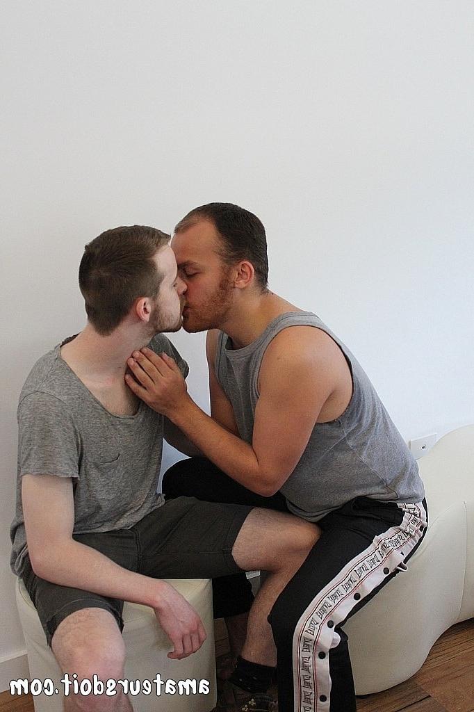 20P Le beau mec gay Clay Dirt embrasse son partenaire après lui avoir sucé la bite et les tétons