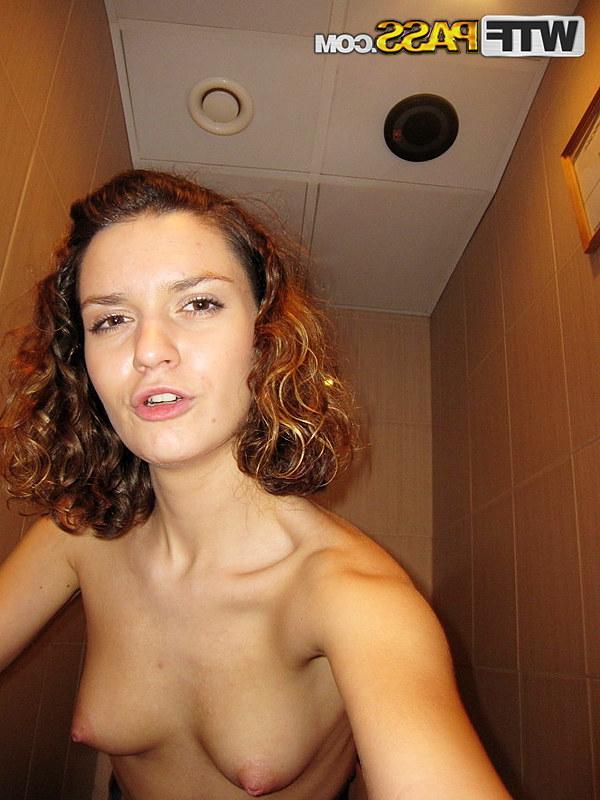 16P Casal tesão faz uma fita de sexo caseira enquanto transa no banheiro