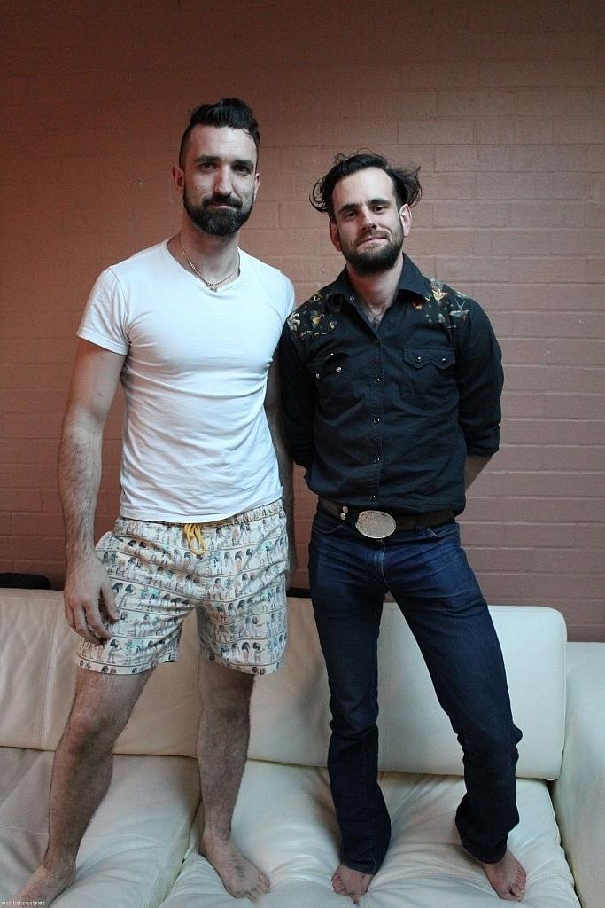 20P Morenas gays peludas Lucas Layby e Rocco Hard strip e beijo francês