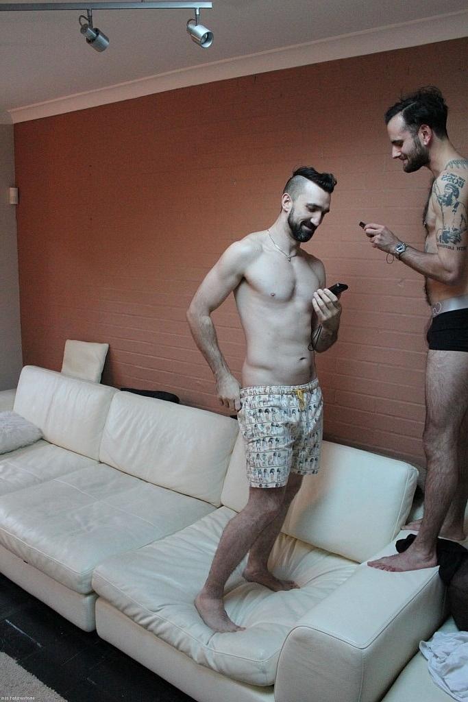 20P Morenas gays peludas Lucas Layby e Rocco Hard strip e beijo francês