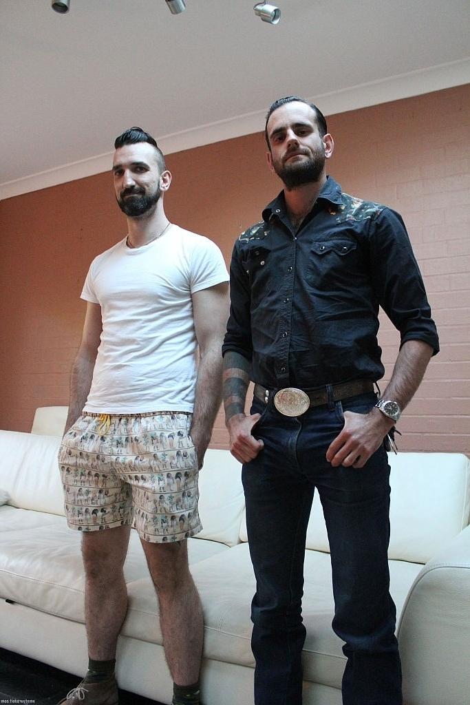 20P Morenas gays peludas Lucas Layby e Rocco Hard strip e beijo francês