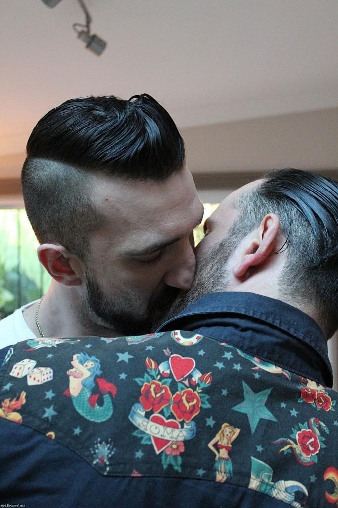 20P Morenas gays peludas Lucas Layby e Rocco Hard strip e beijo francês