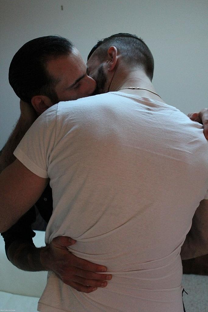 20P Morenas gays peludas Lucas Layby e Rocco Hard strip e beijo francês