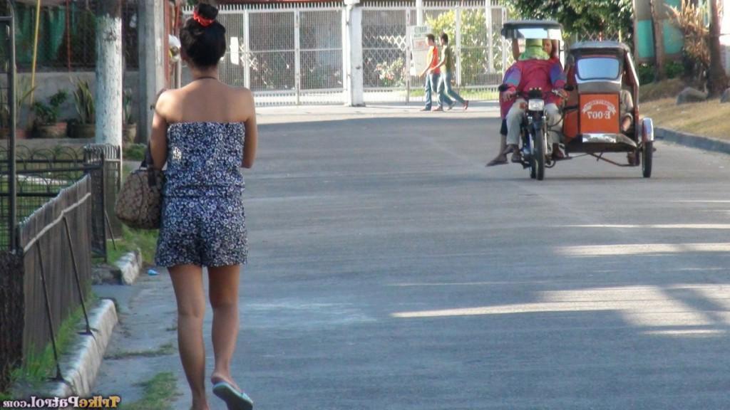 17P Linda chica filipina expone sus tetas firmes y sus pezones erectos por primera vez