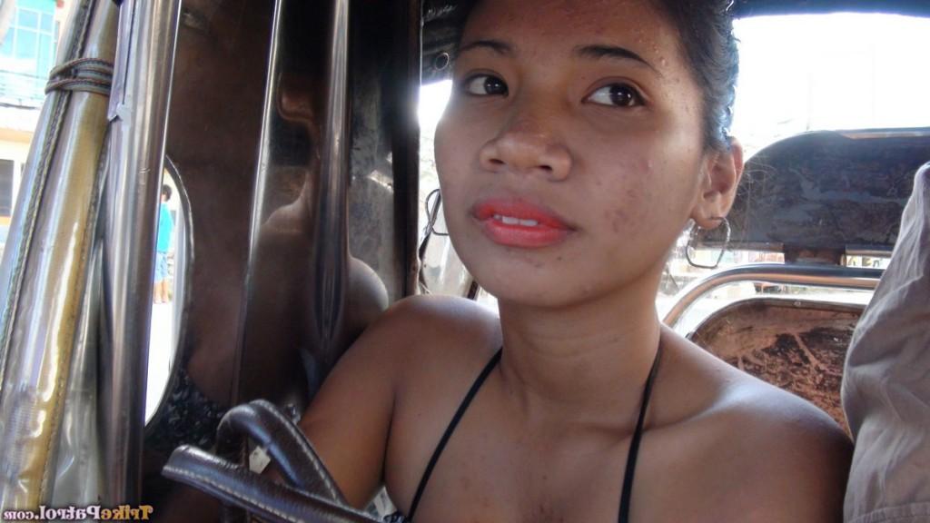 17P Linda chica filipina expone sus tetas firmes y sus pezones erectos por primera vez