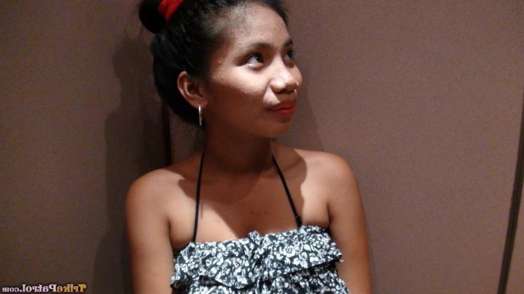 17P Linda chica filipina expone sus tetas firmes y sus pezones erectos por primera vez