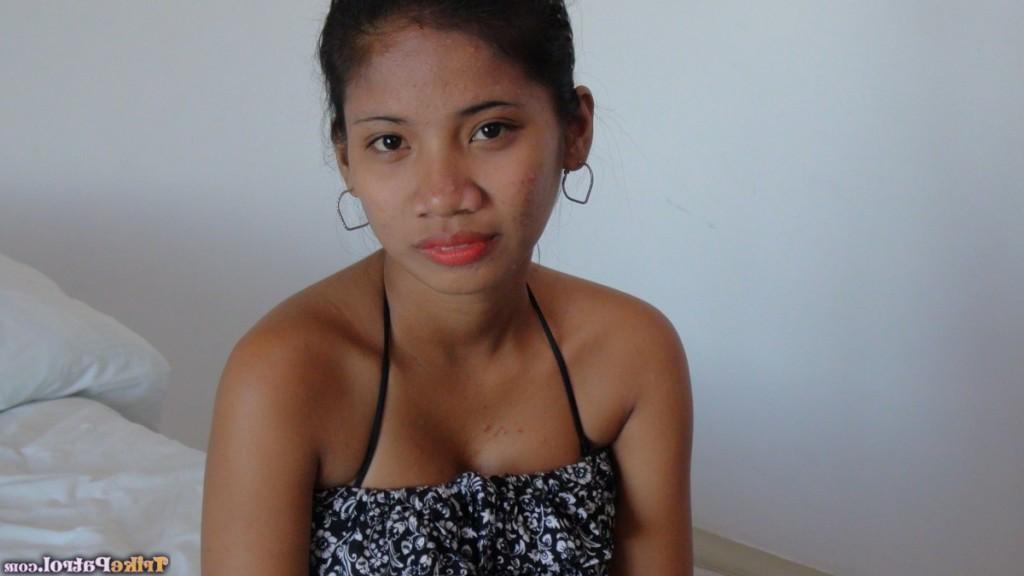 17P Linda chica filipina expone sus tetas firmes y sus pezones erectos por primera vez