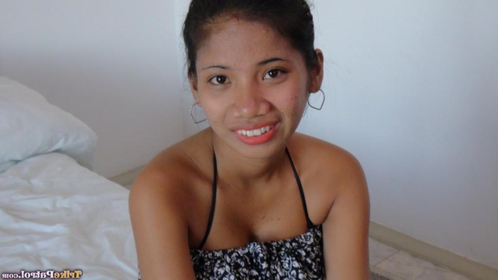 17P Linda chica filipina expone sus tetas firmes y sus pezones erectos por primera vez