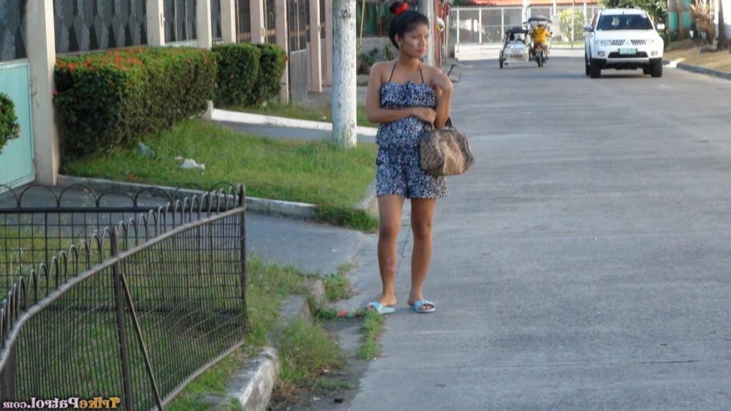 17P Linda chica filipina expone sus tetas firmes y sus pezones erectos por primera vez