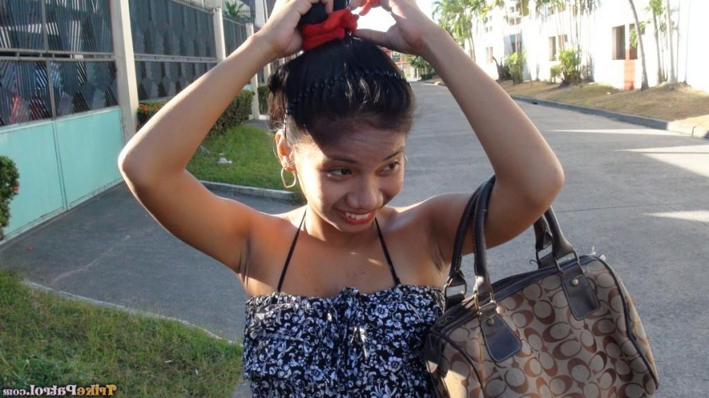 17P Linda chica filipina expone sus tetas firmes y sus pezones erectos por primera vez