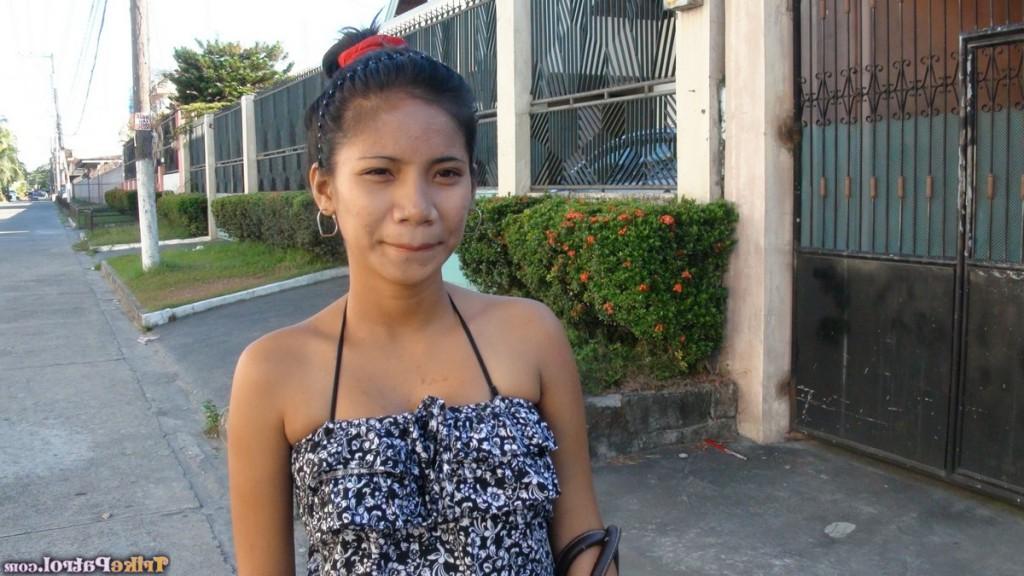 17P Linda chica filipina expone sus tetas firmes y sus pezones erectos por primera vez