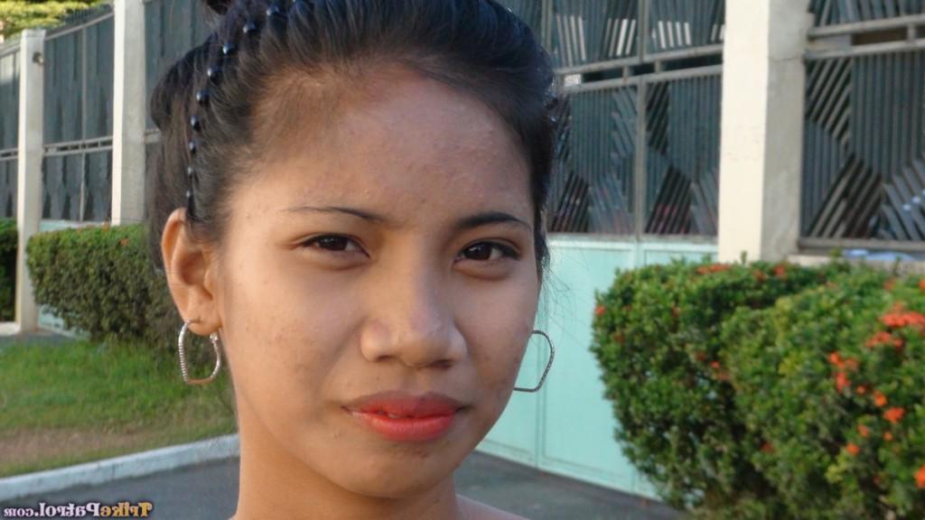 17P Linda chica filipina expone sus tetas firmes y sus pezones erectos por primera vez