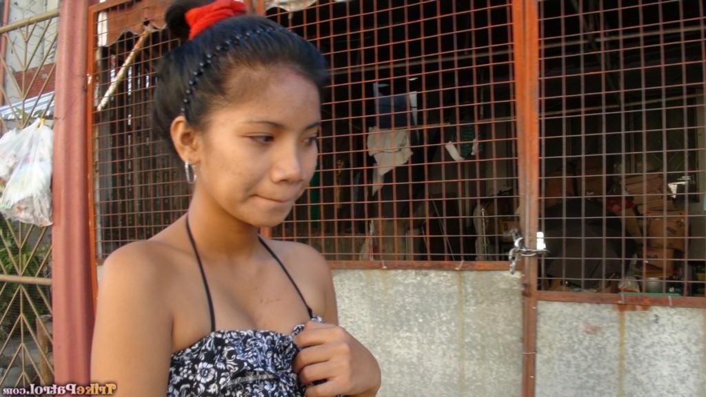 17P Linda chica filipina expone sus tetas firmes y sus pezones erectos por primera vez