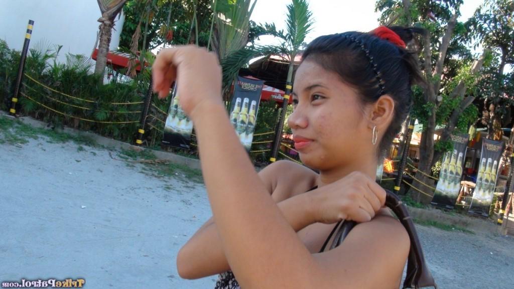 17P Linda chica filipina expone sus tetas firmes y sus pezones erectos por primera vez