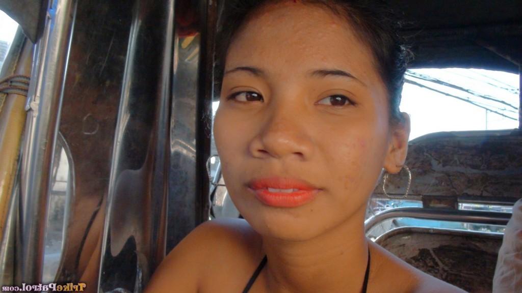 17P Linda chica filipina expone sus tetas firmes y sus pezones erectos por primera vez